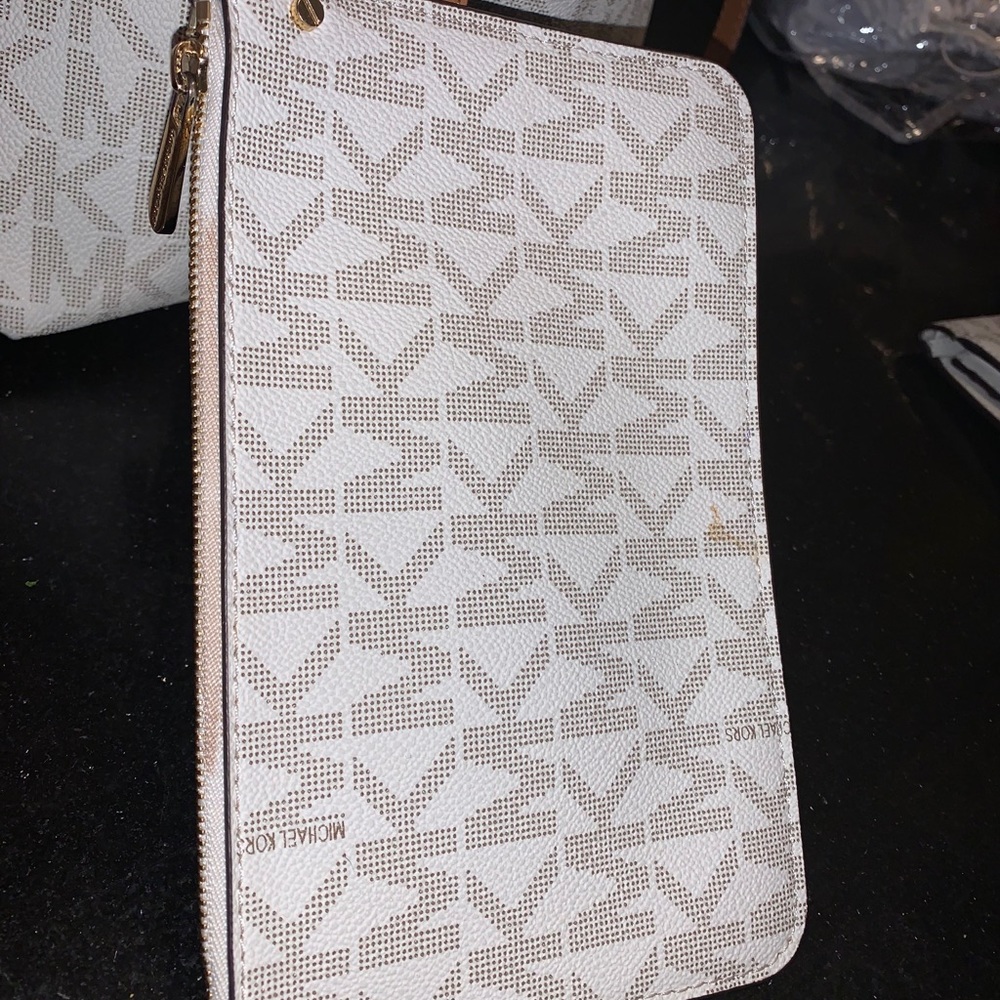 MK bag with free wristlet attached. (Removable)